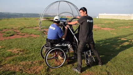 Un parapléjico logra volar en parapente