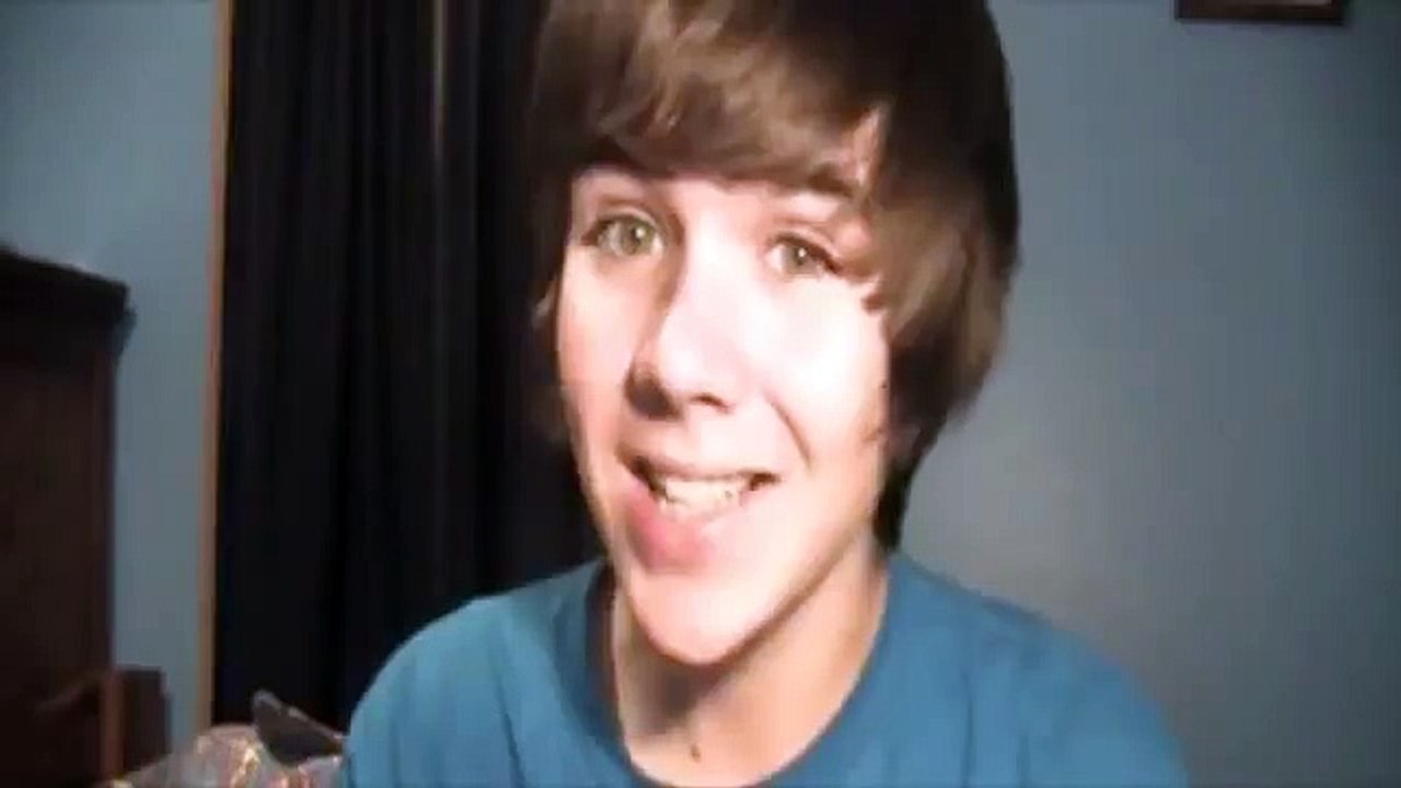 KANYE WEST INTERRUPTS TAYLOR SWIFT AT VMA'S