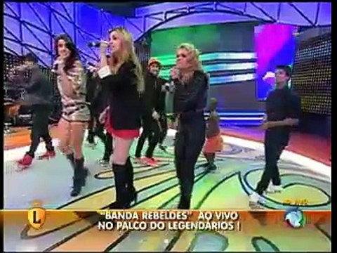 Banda Rebeldes canta no palco do Legendários e recebe disco de ouro!