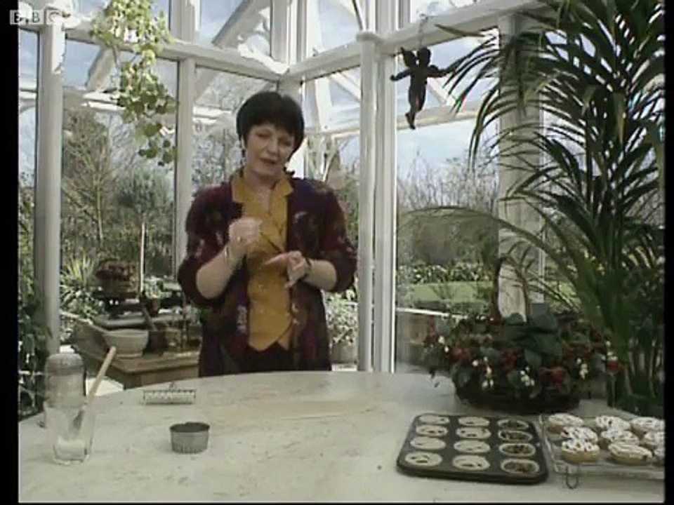 Gadgets for mince pies - Delia Smith's Christmas - BBC