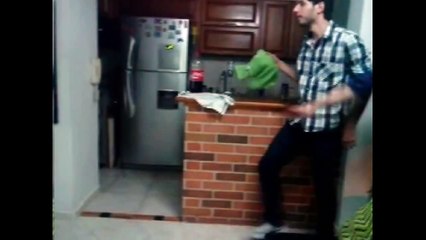 hombres limpiando casa WOP WOP