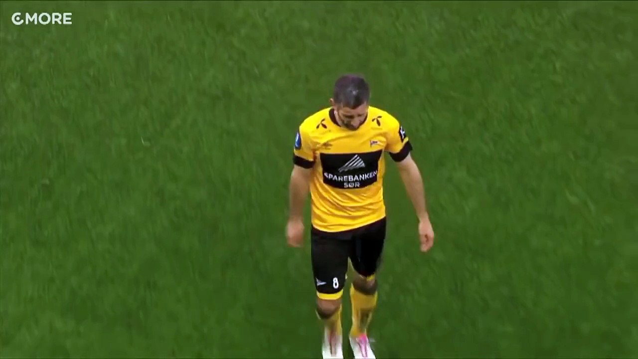 Jugador fue expulsado e hizo el ridículo al patear una puerta
