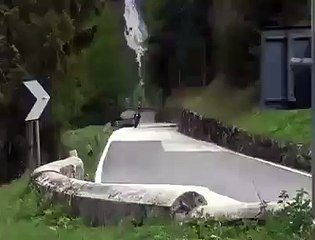 Ce Motard gère un Virage de Ouf mais se plante Plus Loin