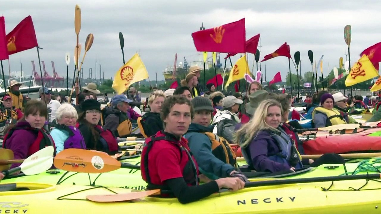 Des "kayaktivistes" luttent contre le forage pétrolier dans l'Arctique