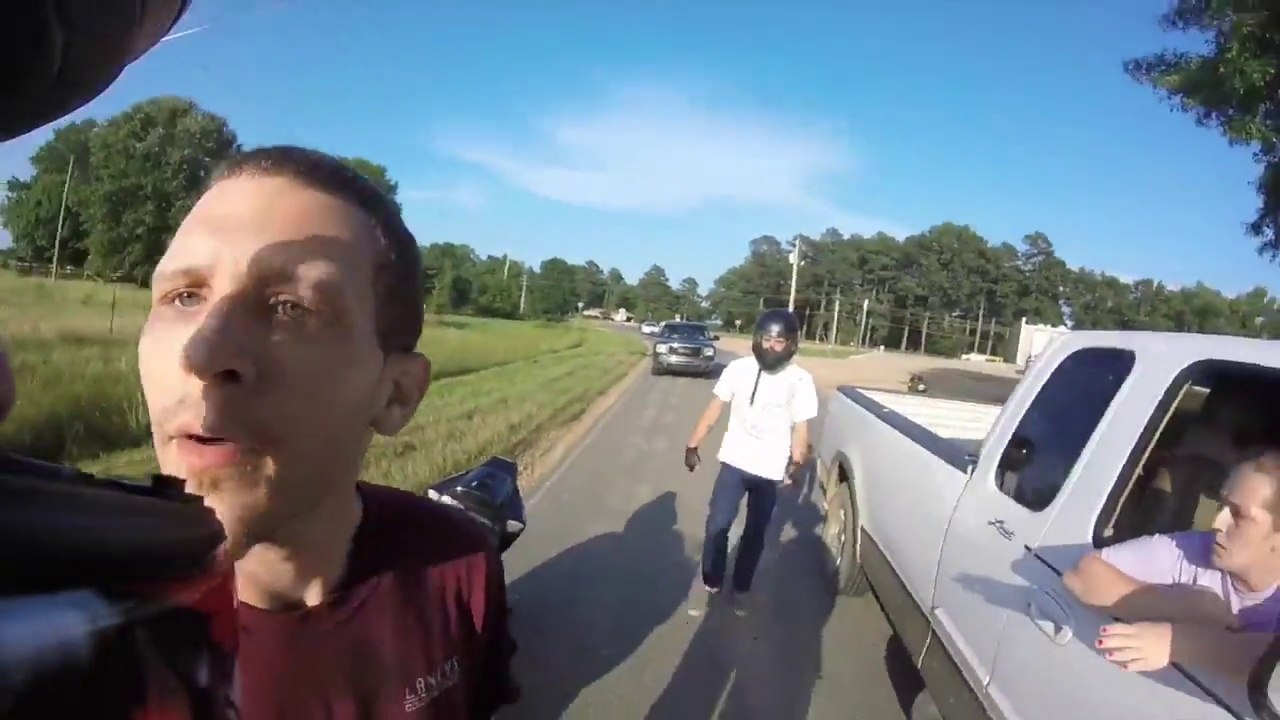 Un motard fait justice auprès d'un chauffard......