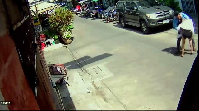 Sokak ortasında genç kadını defalarca bıçakladı!