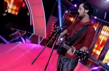 Girl kissing and Hugging Atif Aslam in India
