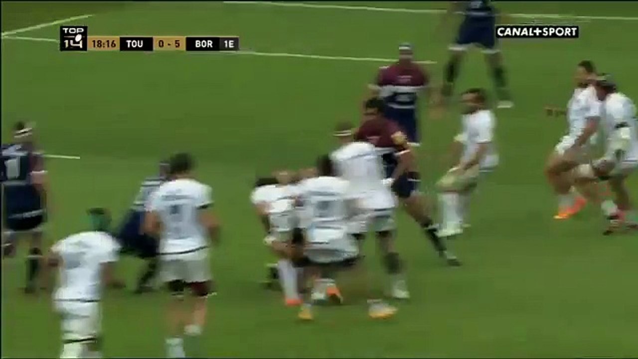 Huget s'essuie les crampons sur le visage de Jandre Marais