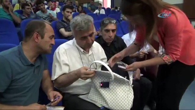 Bu çanta hem aydınlatıyor hem telefon sarj ediyor