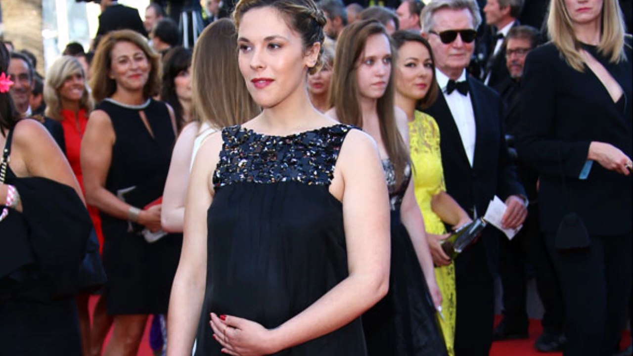 #FestivalDeCannes2015 : Alysson Paradis dévoile son baby bump sur le tapis rouge