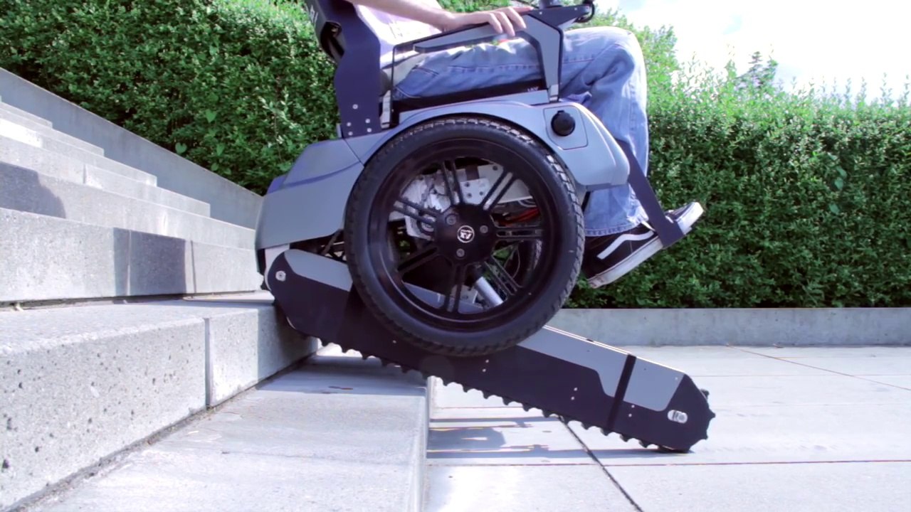 Un fauteuil roulant capable de monter les escaliers