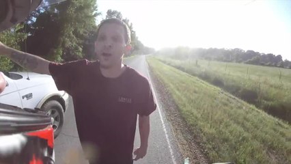 Quand le conducteur d'un pickup veut s'expliquer avec un motard