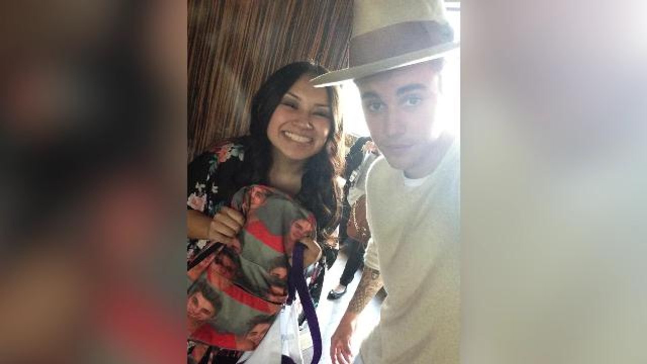 Belieber brings Justin Bieber mugshot backpack to her meeting with the singer