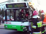 Autobus wbił się w wywrotkę