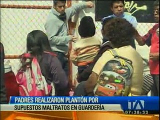 Télécharger la video: Padres realizan plantón por supuestos maltratos en guardería de Quito