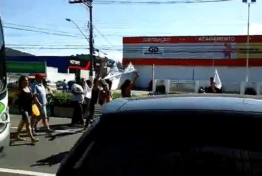 Manifestantes caminham pela Avenida Vitória, em Vitória