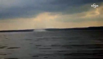 Göl üzerinde oluşan hortumun çektiği su yağmur gibi yağdı