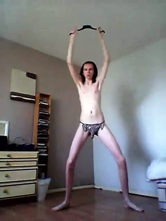 WTF : Un jeune homme danse en string elephant dans sa chambre sur Holloback Girl de Gwen Stefani !