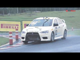 Tiozão arrepia Lancer Evo de corrida