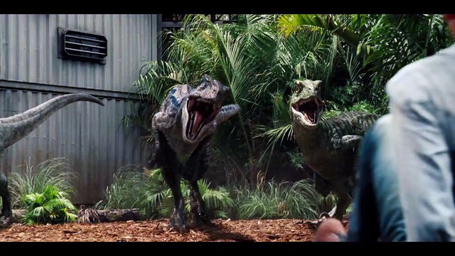 Jurassic World - Extrait 3 (Owen sauve un employé des Raptors)