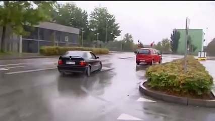 Dum perker i sin bil