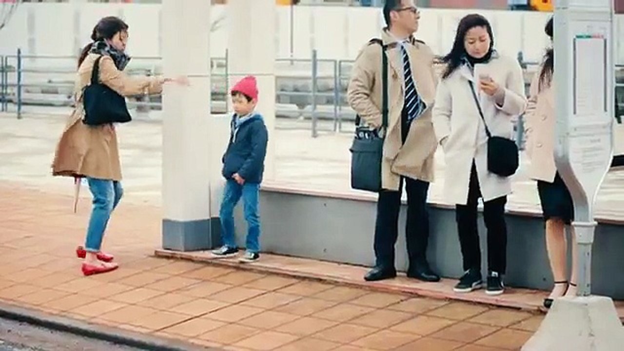 Ils font tomber un portefeuille devant des enfants. Vont-ils le prendre ou le rendre ?