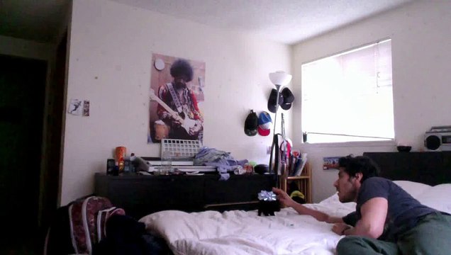 Il l'attend dans la chambre avec une énorme surprise mais ne s'attendait pas à une telle réaction !