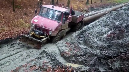 An elderly Unimog is doing what it was built for: working hard without complaining