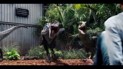 Jurassic World - Extrait #3 "Owen sauve un employé des Raptors" [VF|HD1080p]
