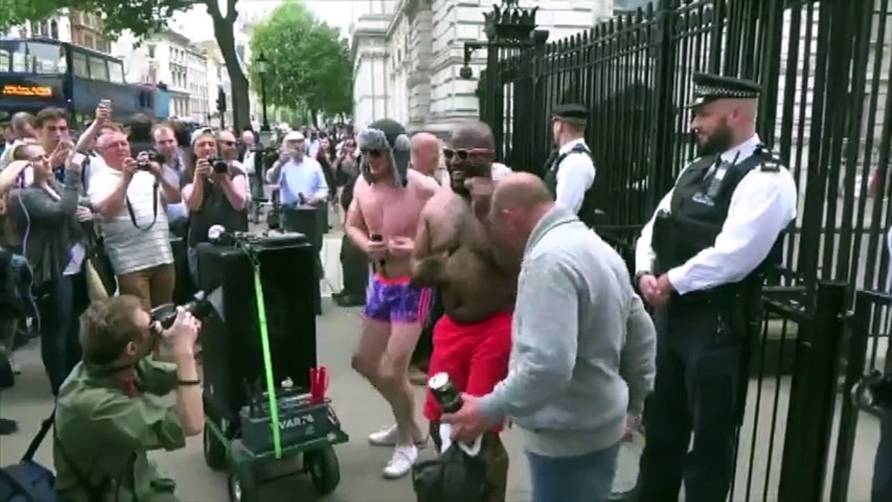 Ils dansent presque nus devant la résidence du Premier ministre britannique