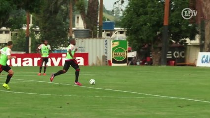 Com belo gol, Samir mostra faro de artilheiro em treino do Fla