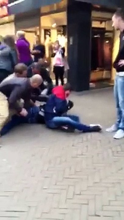 Un voleur frapp par la police se fait pipi dessus