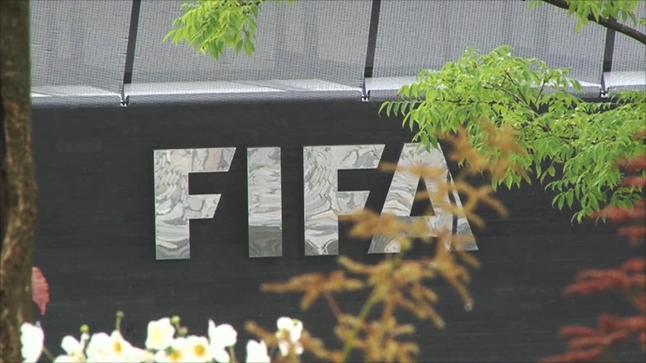 بلاتيني يطالب بلاتر بالتنحي عن رئاسة الفيفا
