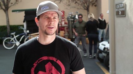 Mark Wahlberg Gives ENTOURAGE Inside Look (Featurette)