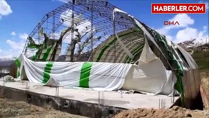 Başkale?de Rüzgar Direkleri Devirip, Çatıları Uçurdu