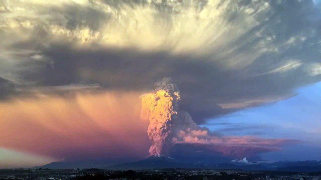TIMELAPSE de l'Eruption du volcan Calbuco en plein jour : IMPRESSIONNANT