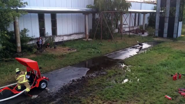 Lance à eau contre lance-flamme!