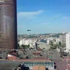 Trois personnes sautent en parachute de la tour Part-Dieu