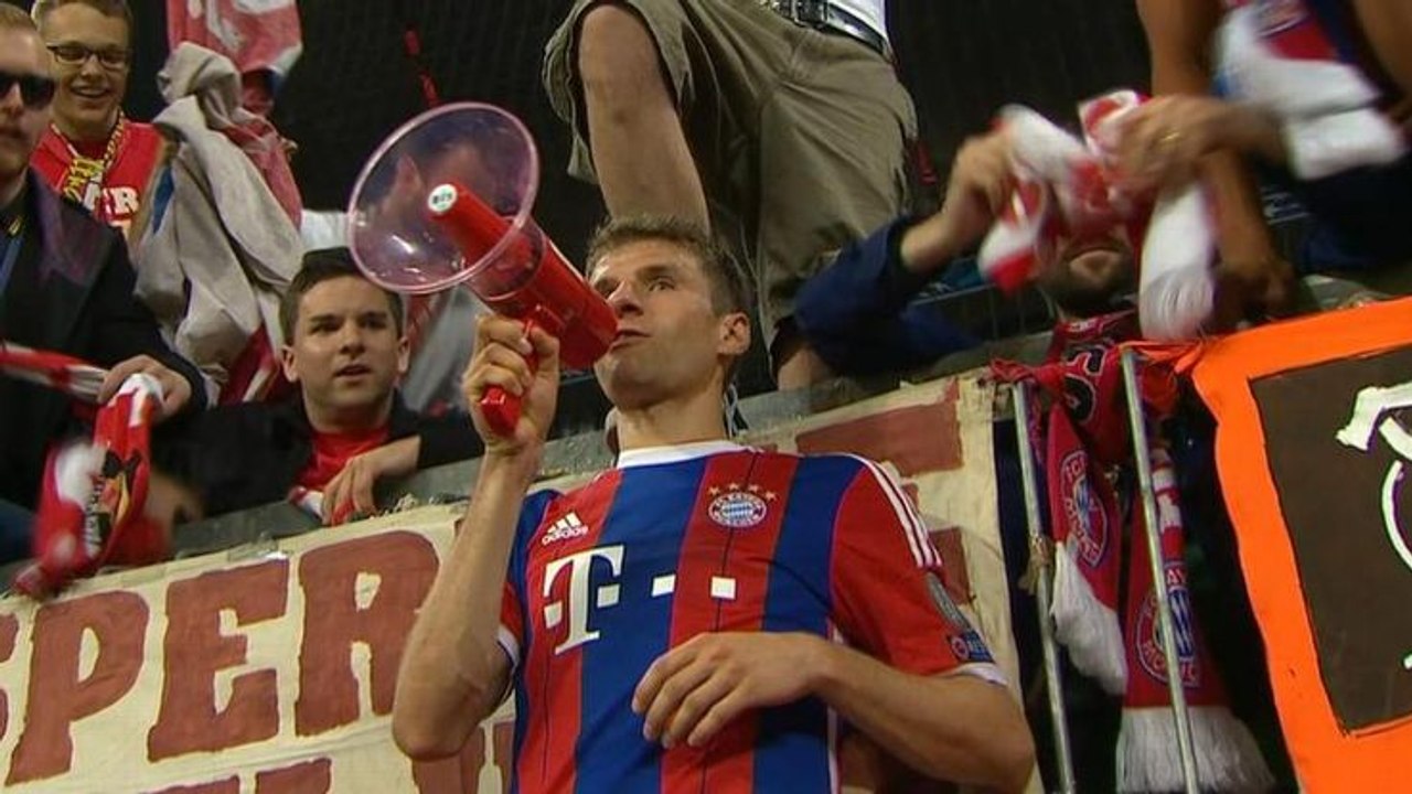 Emmenés par Thomas Muller les joueurs du Bayern  fêtent leur victoire avec leurs fans