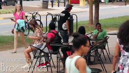 Erkeklerin Kucağına Oturan Kız Şakası