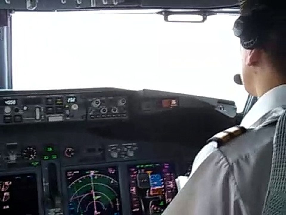 XL Airways Boeing 737-800 landing Lourdes cockpit view