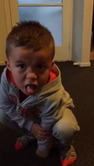 Le haka très sérieux d'un enfant