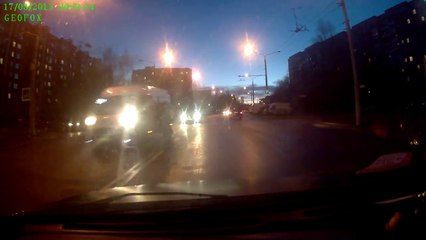 Пешеходу дважды повезло не попасть под колеса автомобилей