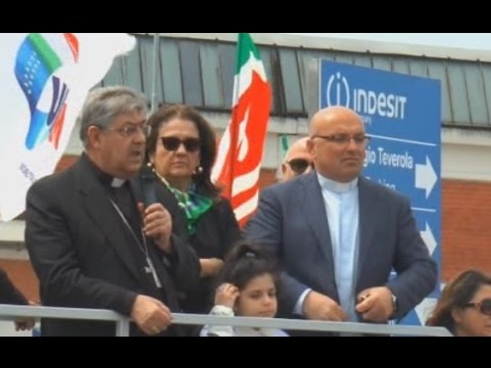 Carinaro (CE) - Indesit, il cardinale Sepe incontra gli operai (19.04.15)