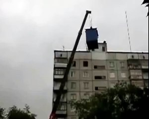 При подъёме контейнер сорвался  и полетел винз!!