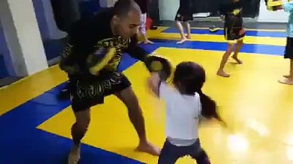 Une petite Fille avec qui il vaut mieux pas se battre ! Boxeuses pro !