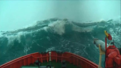 Massive wave hits ship