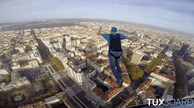 Base jump illicite depuis la Tour Incity de Lyon