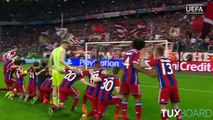 Thomas Müller monte dans le kop des fans du Bayern pour chanter