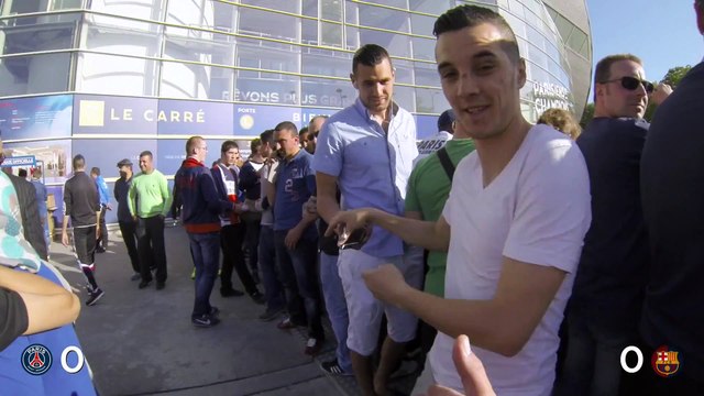 Nawal Hadjaf et Karim réalise un concours de petits ponts dans les rues de Paris (PSG/Barça)